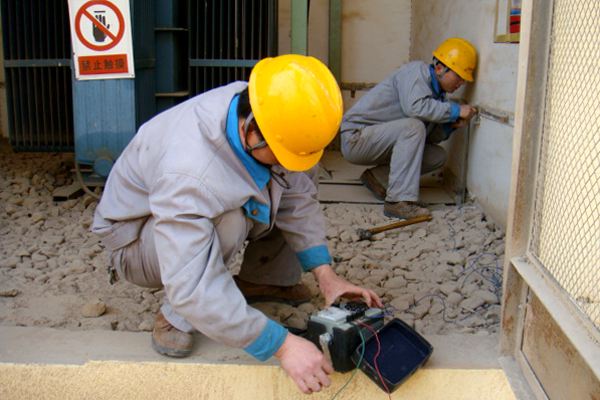 簡(jiǎn)述協(xié)調(diào)配合浪涌保護(hù)器系統(tǒng)設(shè)計(jì)步驟以及利用隔離界面進(jìn)行防護(hù)和基于布線和屏蔽的防護(hù)措施